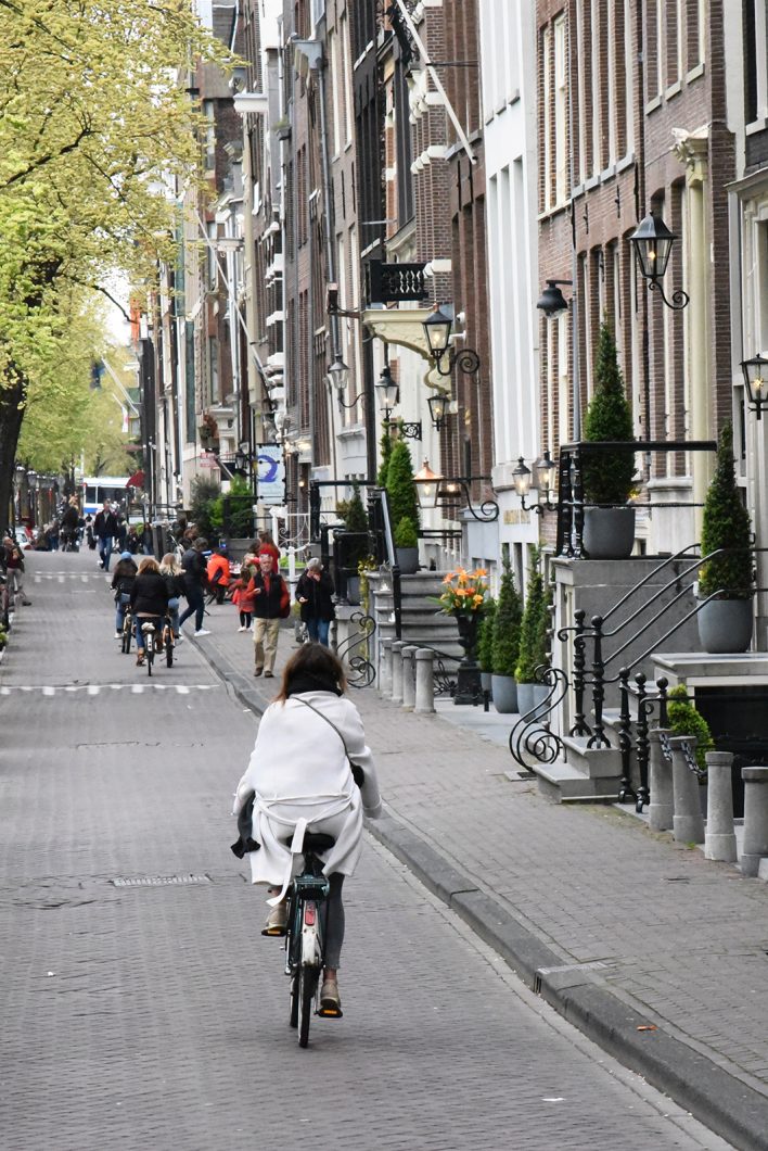 Faire du vélo dans le Quartier de Jordaan à Amsterdam