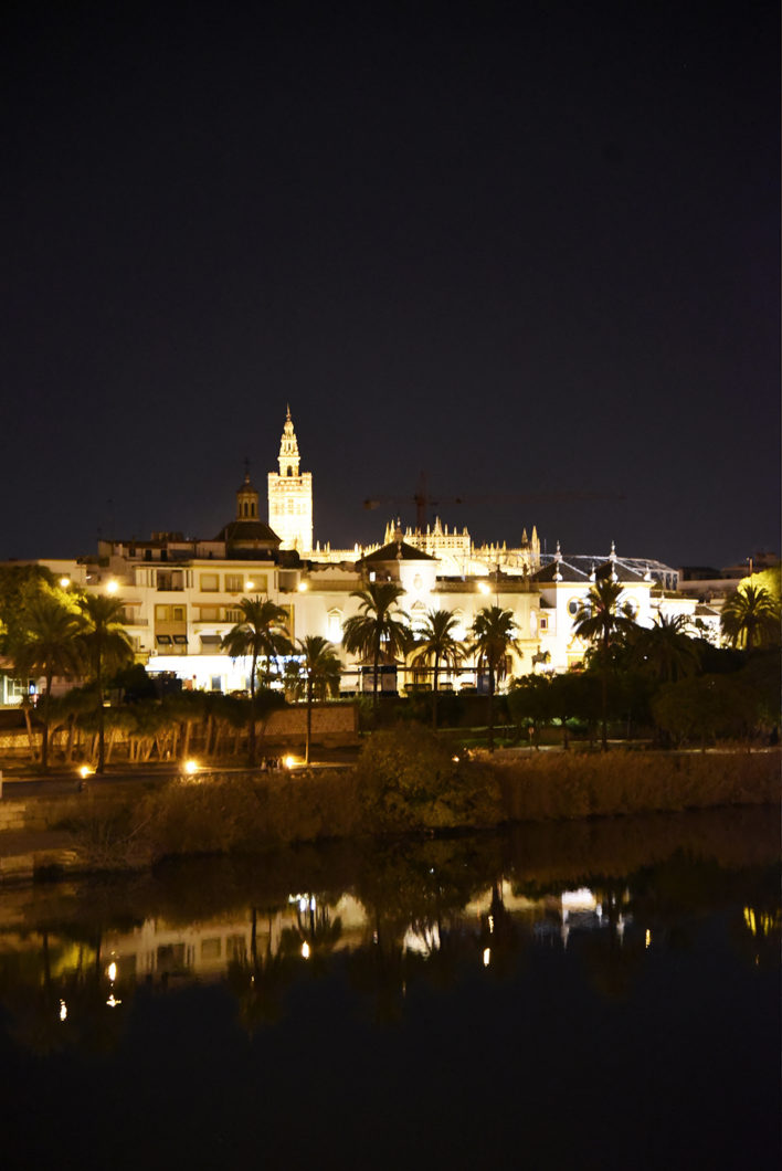 La ville de Séville de nuit