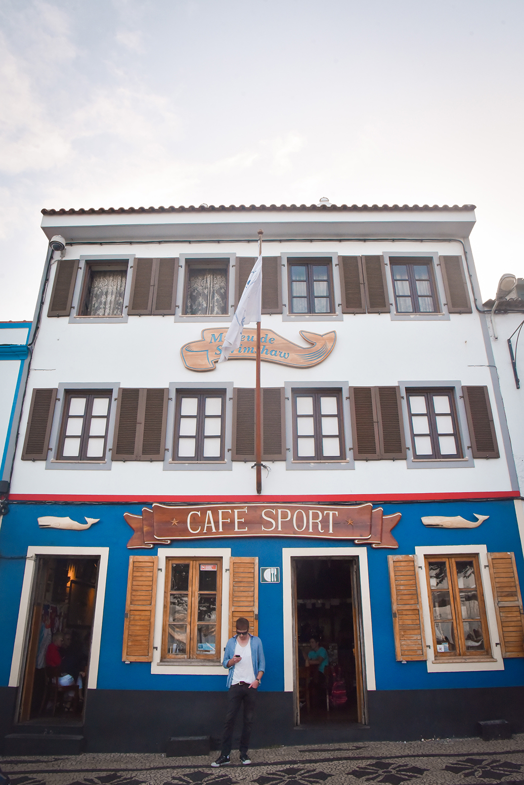 Où manger sur l'île de Faial ? l’incontournable Peter Café Sport