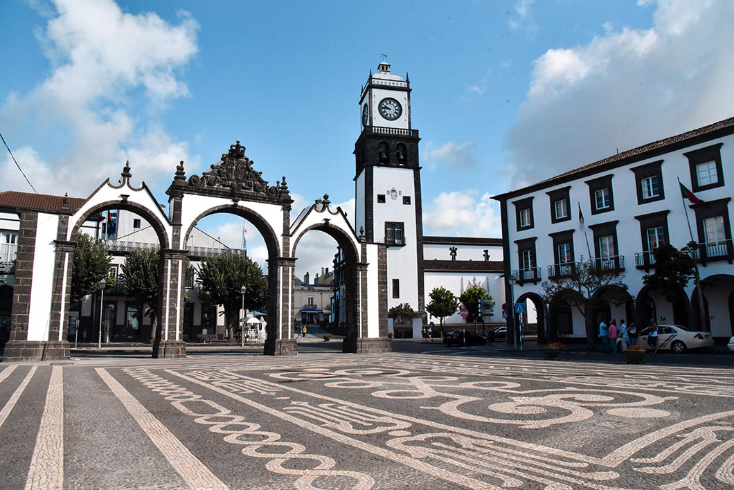 Visiter la ville de Ponta Delgada et ses Portas da Cidade