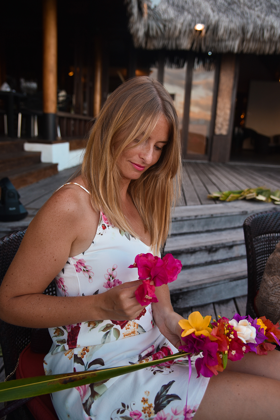 Faire une couronne de fleurs à la soirée polynésienne à l’hôtel Sofitel Ia Ora Beach