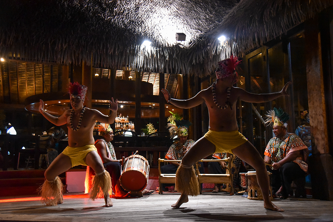 Spectacle de danses polynésiennes à l’hôtel Sofitel Ia Ora Beach