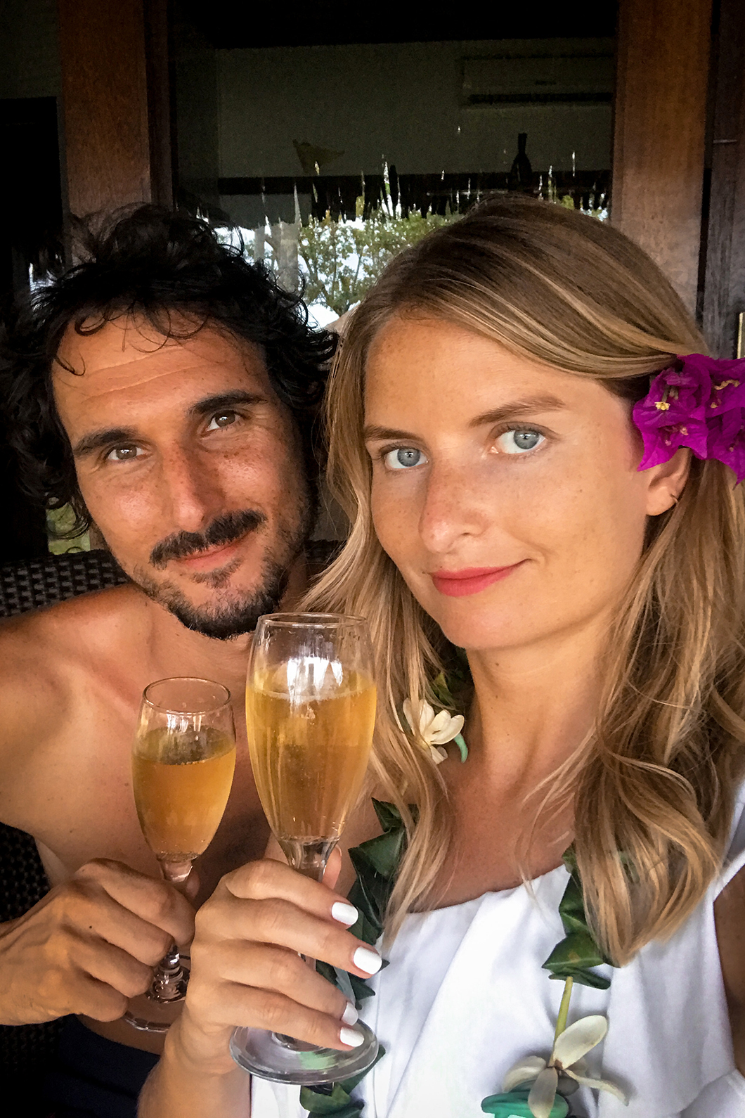 Champagne dans notre pilotis, voyage de noce en Polynésie Française
