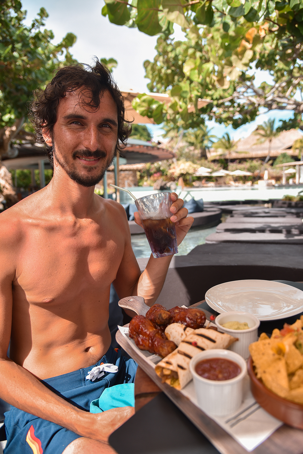 Déjeuner à la piscine de l’hôtel du Conrad Bora Bora Nui