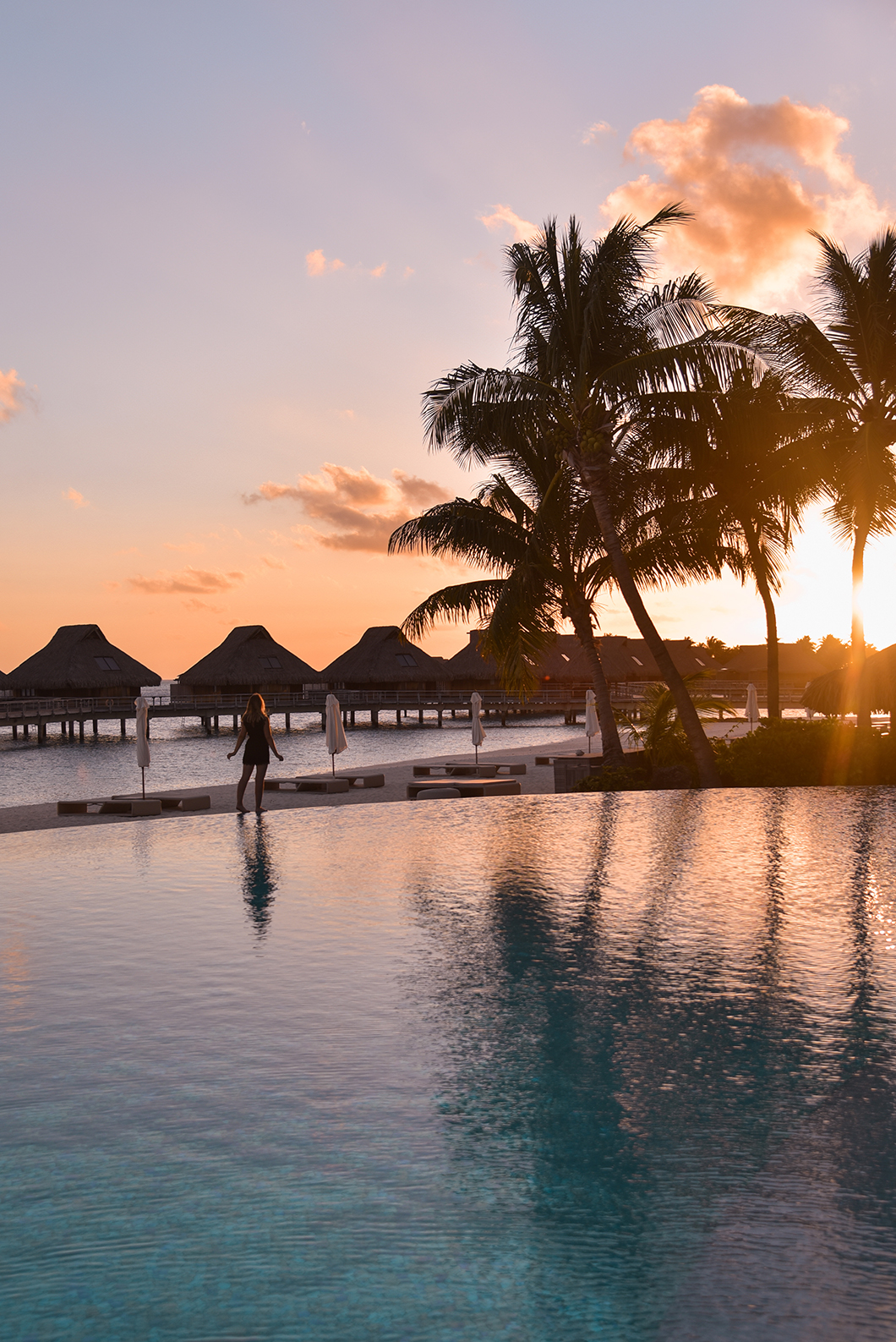 Coucher de soleil depuis la piscine de l’hôtel Conrad Bora Bora Nui