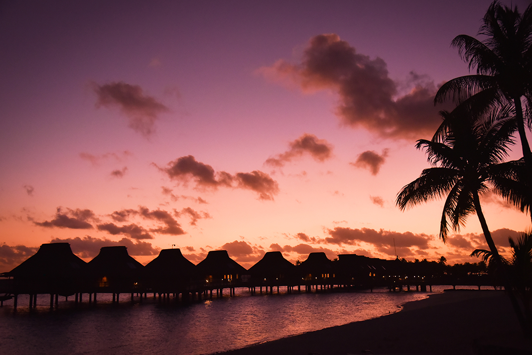 Voir le coucher de soleil sur la plage de l’hôtel Conrad Bora Bora Nui