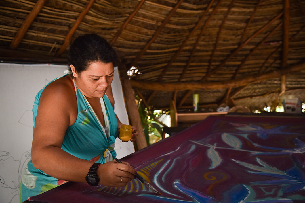 Découvrir l’artisanat à Huahine dans un atelier de création de paréo