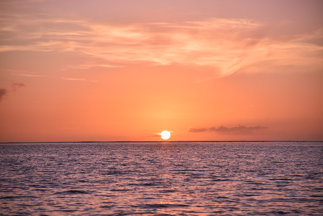Bungalow sur pilotis en bout de ponton avec vue sur le coucher de soleil