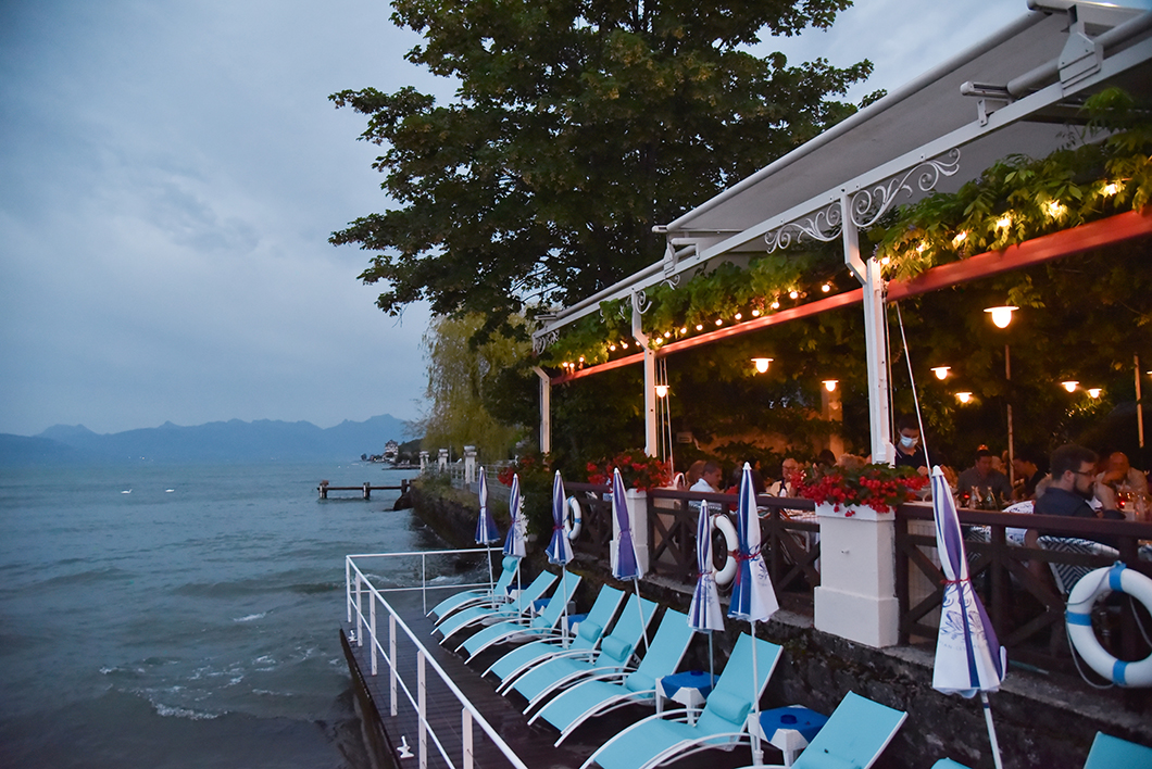 Prendre un verre au restaurant de l’hôtel Les Cygnes à Evian-les-Bains