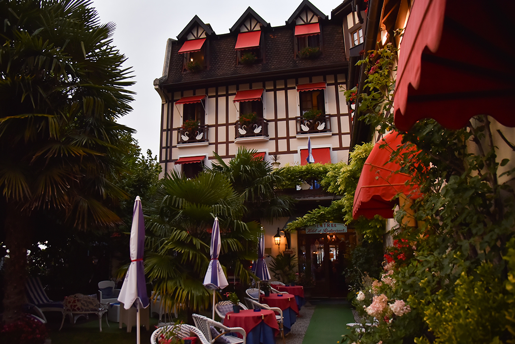 Le restaurant de l’hôtel Les Cygnes, jolies terrasse à Evian