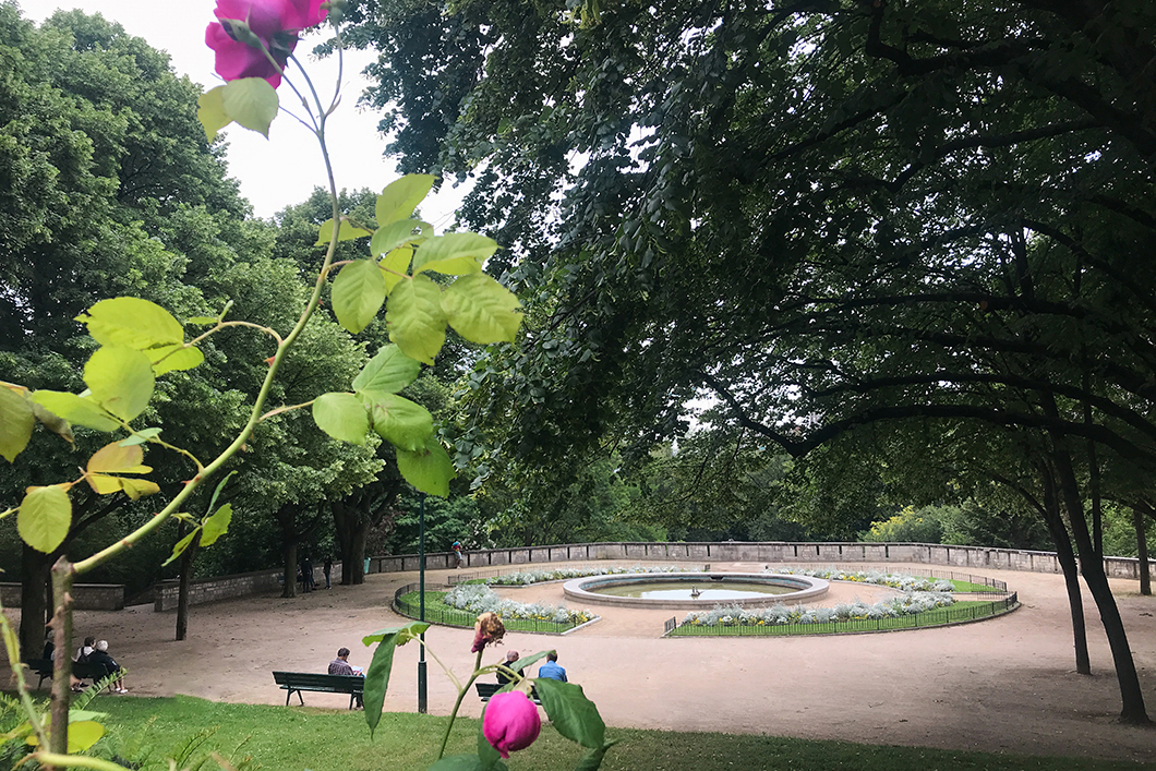 Pause au Jardin de la Poterne-des-Peupliers durant le GR 75 à Paris