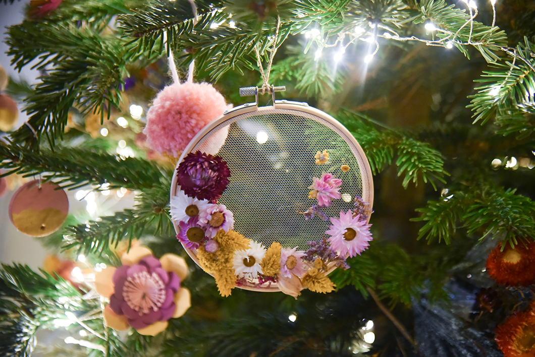 Des idées pour un joli sapin de Noël - Cereza l'atelier du bouquet de  mariage original & des accessoires