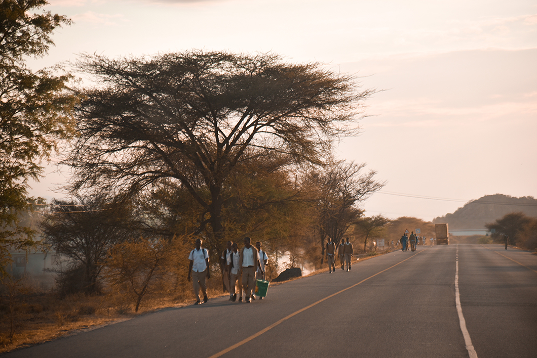 Écoliers qui rentrent de l'école en Tanzanie